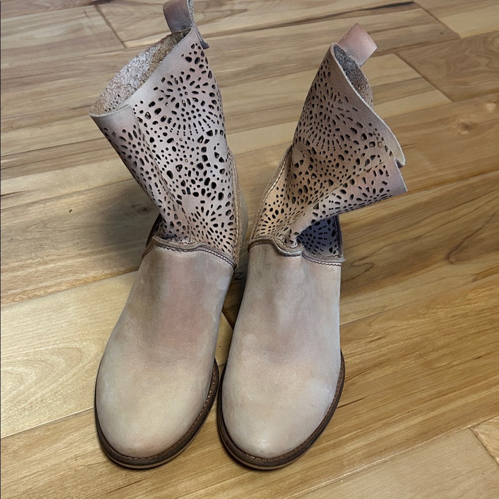 Sundance Style Beige Ankle Booties with Cut-Out Design kid LEATHER